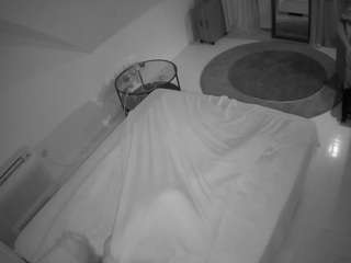 voyeurcam-julmodels-whitebed-4