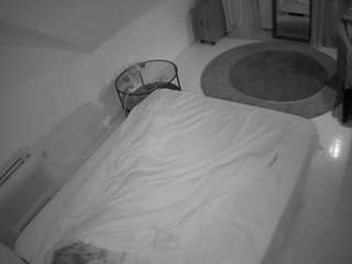 voyeurcam-julmodels-whitebed-4