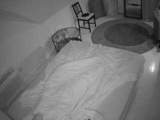 voyeurcam-julmodels-whitebed-4