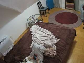 voyeurcam-julmodels-whitebed-4