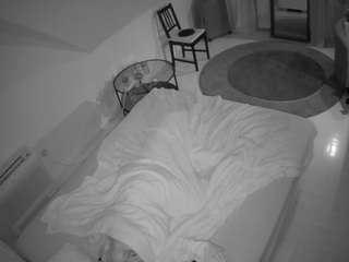 voyeurcam-julmodels-whitebed-4