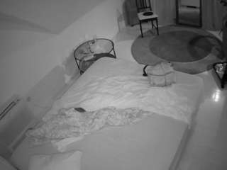 voyeurcam-julmodels-whitebed-4