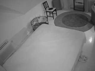 voyeurcam-julmodels-whitebed-4