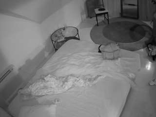 voyeurcam-julmodels-whitebed-4 camsoda