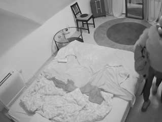 voyeurcam-julmodels-whitebed-4