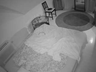 voyeurcam-julmodels-whitebed-4