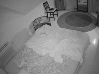 voyeurcam-julmodels-whitebed-4