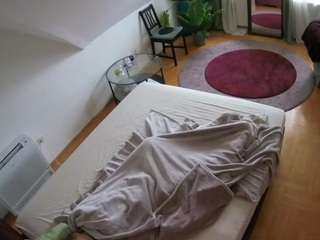 voyeurcam-julmodels-whitebed-4 camsoda