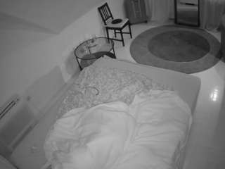 voyeurcam-julmodels-whitebed-4