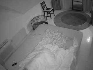 voyeurcam-julmodels-whitebed-4