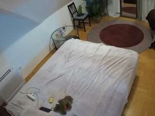 voyeurcam-julmodels-whitebed-4