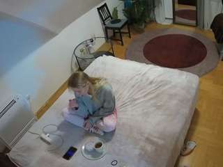 voyeurcam-julmodels-whitebed-4