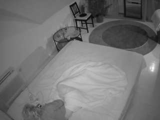 voyeurcam-julmodels-whitebed-4