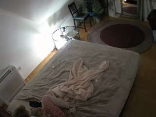voyeurcam-julmodels-whitebed-4