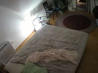 voyeurcam-julmodels-whitebed-4