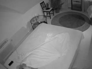 voyeurcam-julmodels-whitebed-4