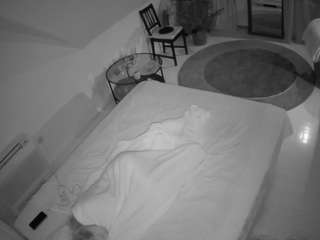 voyeurcam-julmodels-whitebed-4