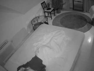 voyeurcam-julmodels-whitebed-4