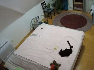 voyeurcam-julmodels-whitebed-4