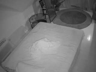 voyeurcam-julmodels-whitebed-4