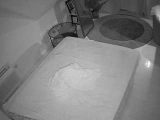 voyeurcam-julmodels-whitebed-4