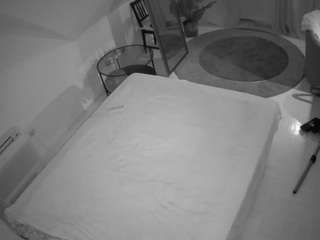 voyeurcam-julmodels-whitebed-4