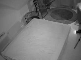 voyeurcam-julmodels-whitebed-4