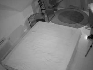 voyeurcam-julmodels-whitebed-4