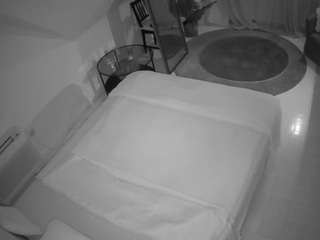 voyeurcam-julmodels-whitebed-4