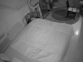 voyeurcam-julmodels-whitebed-4