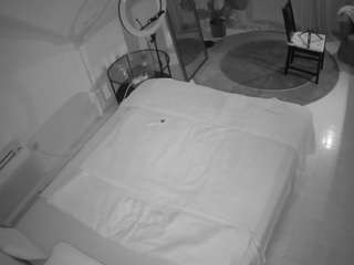 voyeurcam-julmodels-whitebed-4