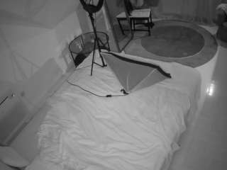 voyeurcam-julmodels-whitebed-4