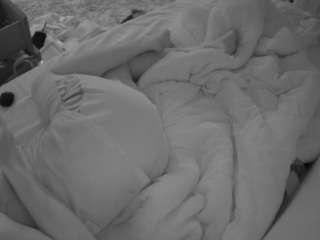 voyeurcam-julmodels-whitebed-4