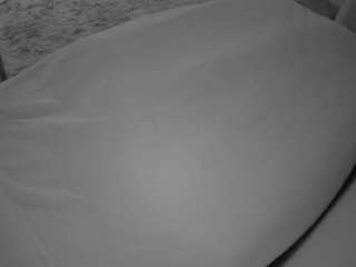 voyeurcam-julmodels-whitebed-4