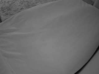 voyeurcam-julmodels-whitebed-4