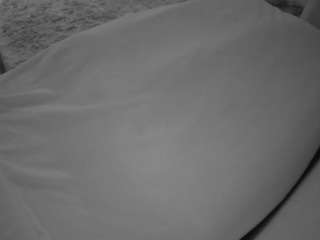 voyeurcam-julmodels-whitebed-4