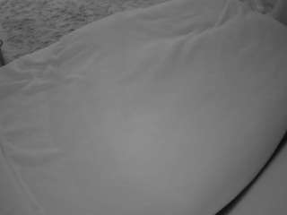 voyeurcam-julmodels-whitebed-4