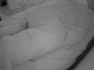 voyeurcam-julmodels-whitebed-4