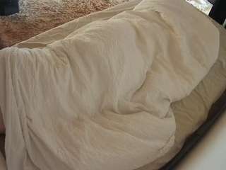 voyeurcam-julmodels-whitebed-4 webcam