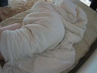 voyeurcam-julmodels-whitebed-4