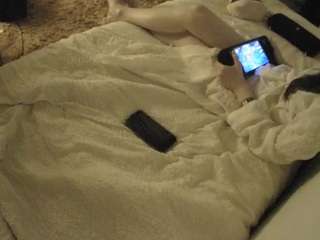 voyeurcam-julmodels-whitebed-4 webcam