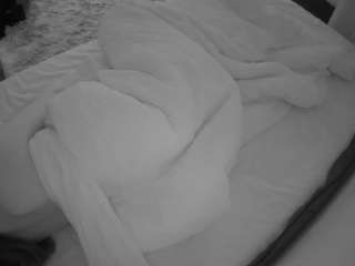 voyeurcam-julmodels-whitebed-4 webcam