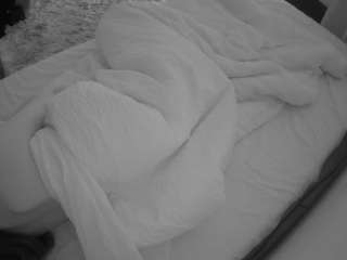 voyeurcam-julmodels-whitebed-4 webcam