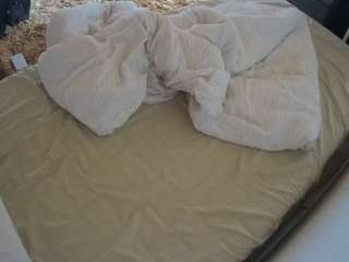 voyeurcam-julmodels-whitebed-4 webcam