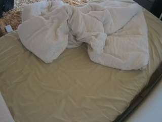 voyeurcam-julmodels-whitebed-4