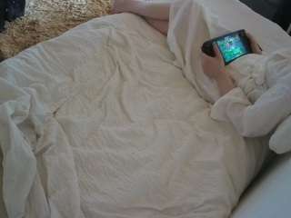 voyeurcam-julmodels-whitebed-4 webcam