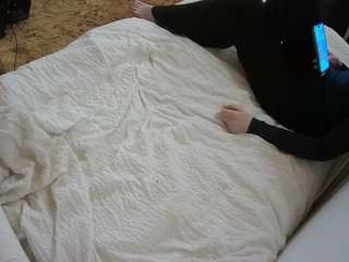 voyeurcam-julmodels-whitebed-4 webcam