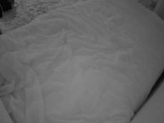 voyeurcam-julmodels-whitebed-4 webcam