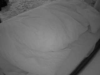 voyeurcam-julmodels-whitebed-4