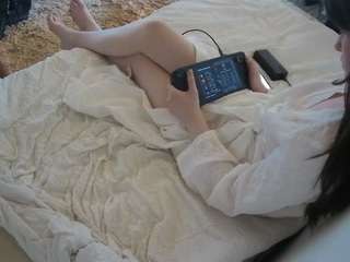 voyeurcam-julmodels-whitebed-4 webcam